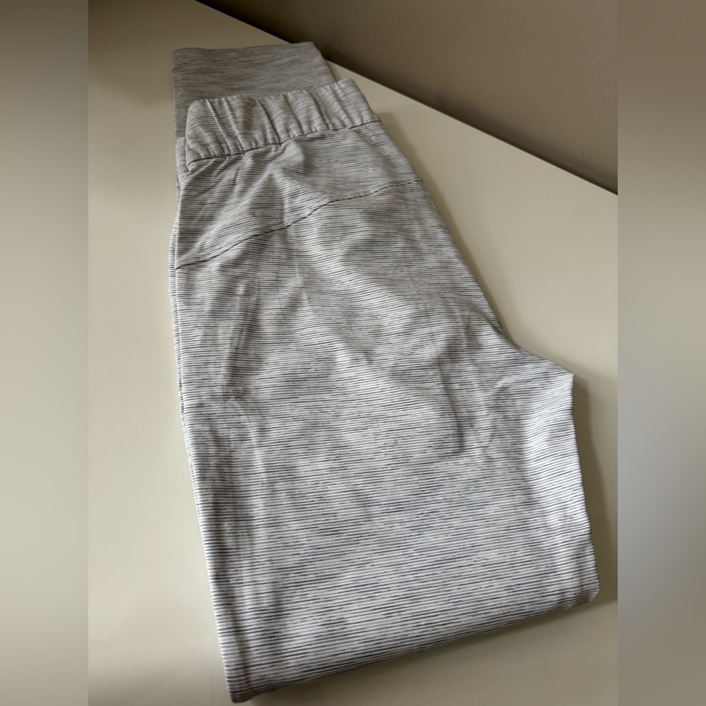 Lululemon Mid Waist Gray Striped Bottoms, Size 2
